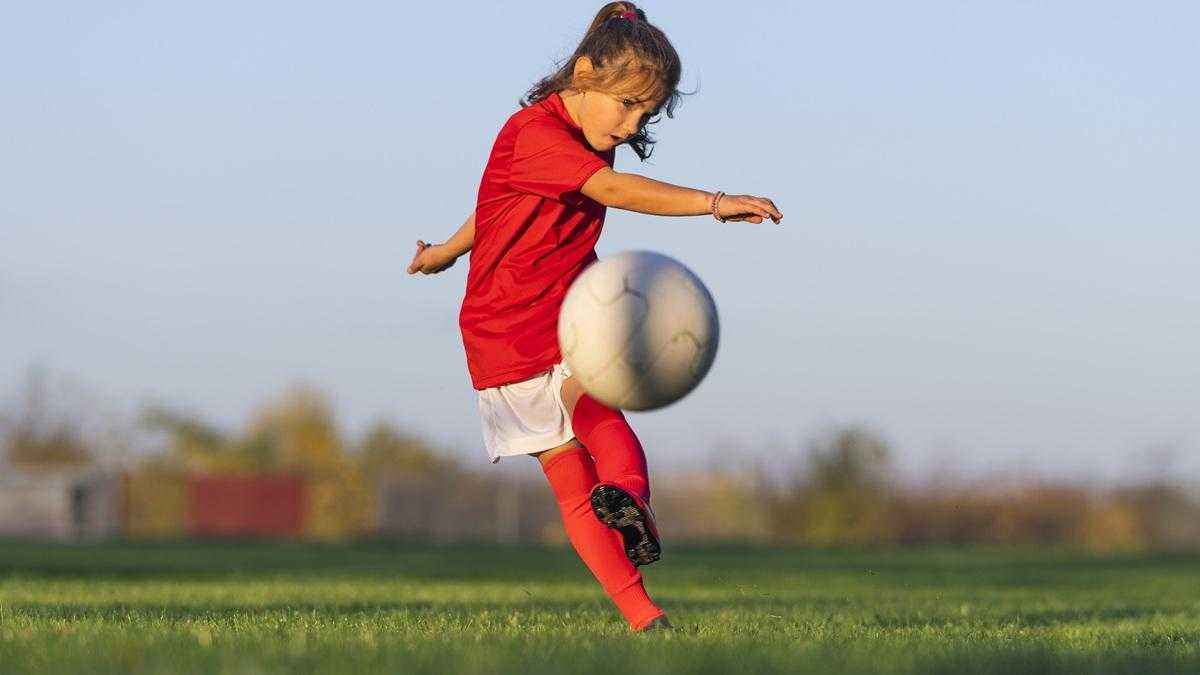 Krebsvorsorge trifft fußball: mädchenturnier in rho fordert mütter heraus
