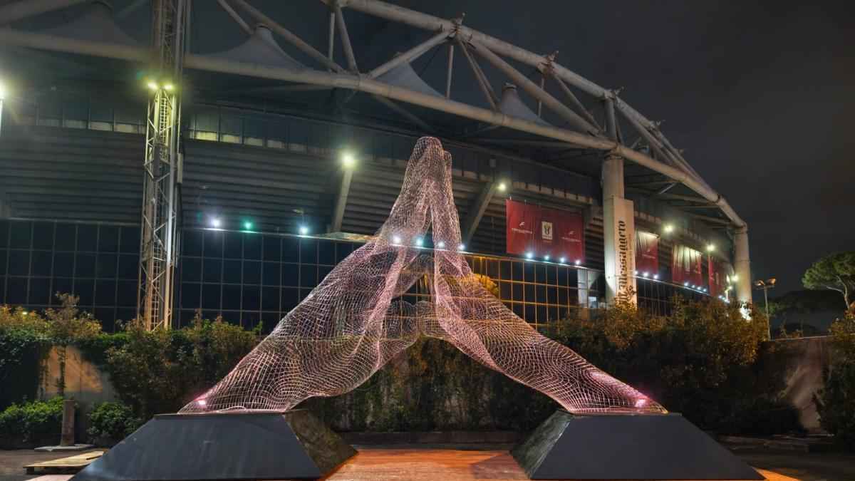 Kunst trifft fußball: skulptur 'together' erobert rom!