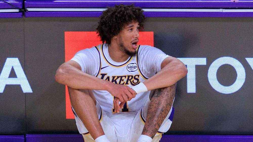 Lakers-center hayes für attacke auf maskottchen gesperrt