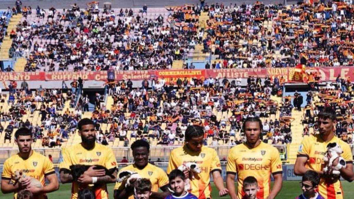 Lecce: fußballer überraschen mit hunde-adoptionen!