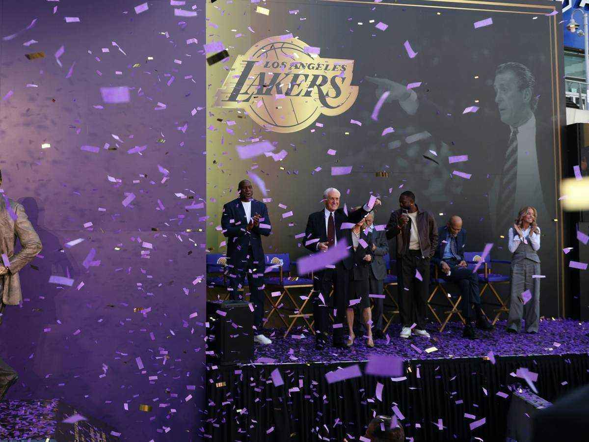 Legende pat riley in los angeles geehrt: statue vor der arena enthüllt
