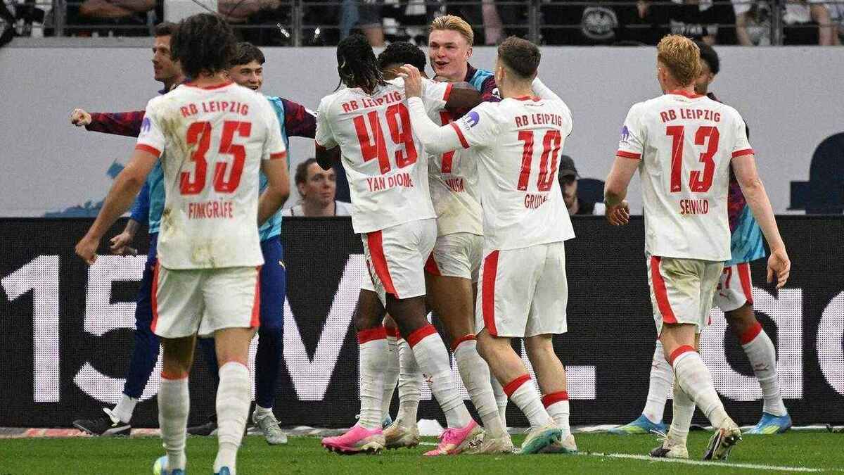 Leipzig zertrümmert frankfurter bann und rückt der champions league auf den fersen