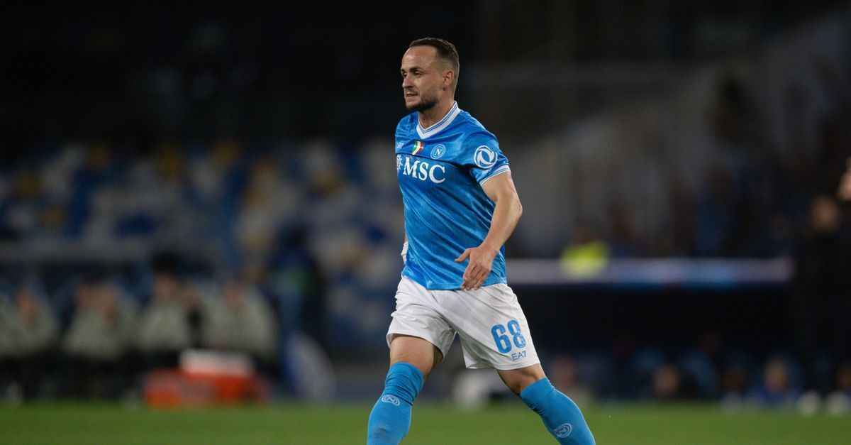 Lobotka's partner visits maradona mural: a napoli love story