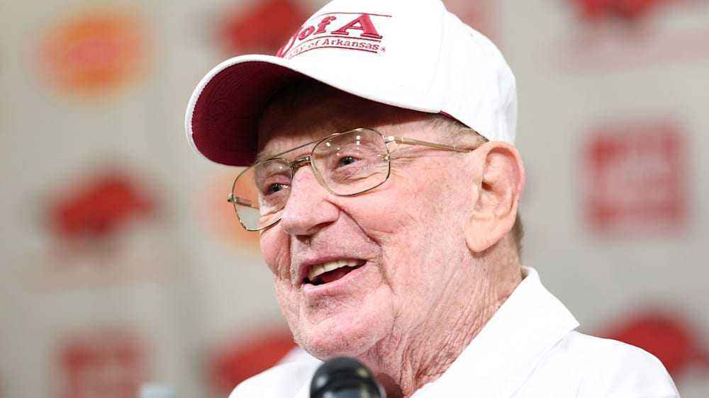 Lou holtz stirbt mit 89: der mann, der notre dame zurück in den himmel führte