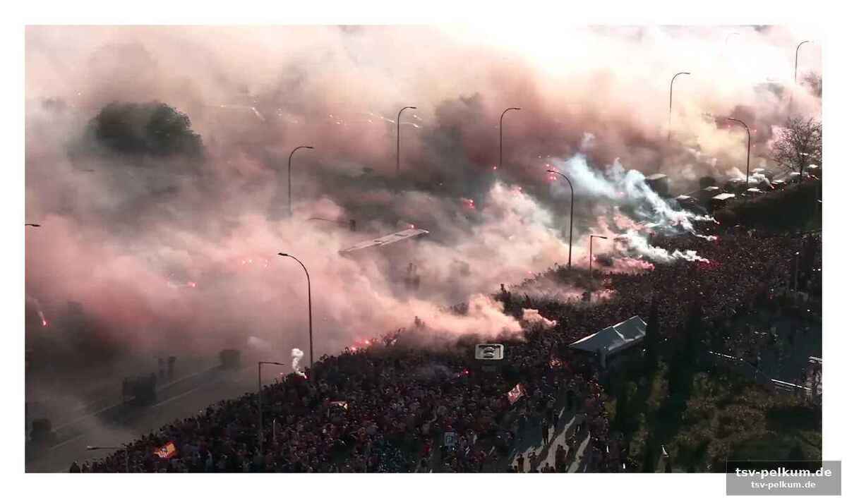 Ein roter vorhang aus leidenschaft