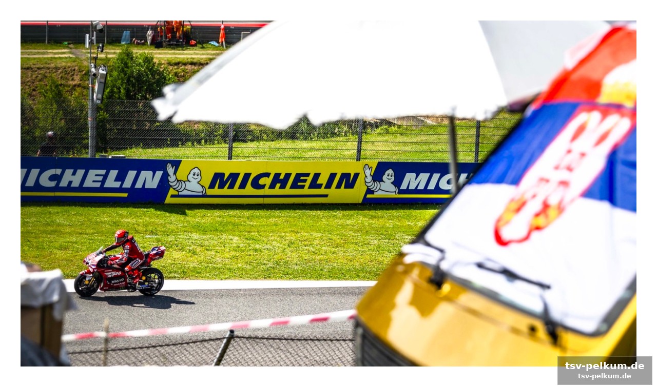 Die schmerzen sind da, aber die positionierung auf dem motorrad verbessert sich