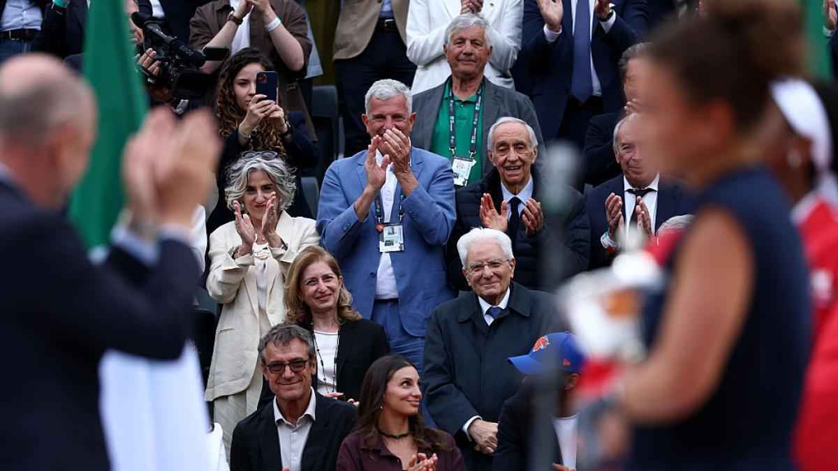 Mattarella sichert finalbesuch ab – panatta überreicht 50 jahre nach seinem rom-triumph