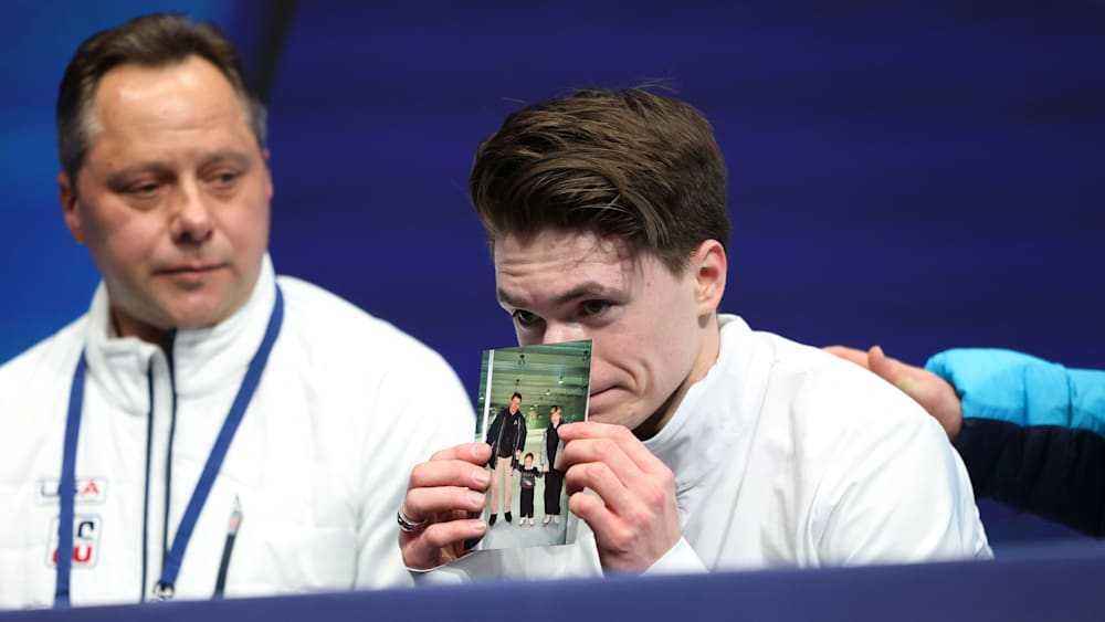 Maxim naumov ehrt bei olympia seine verstorbenen eltern mit bewegendem tribut