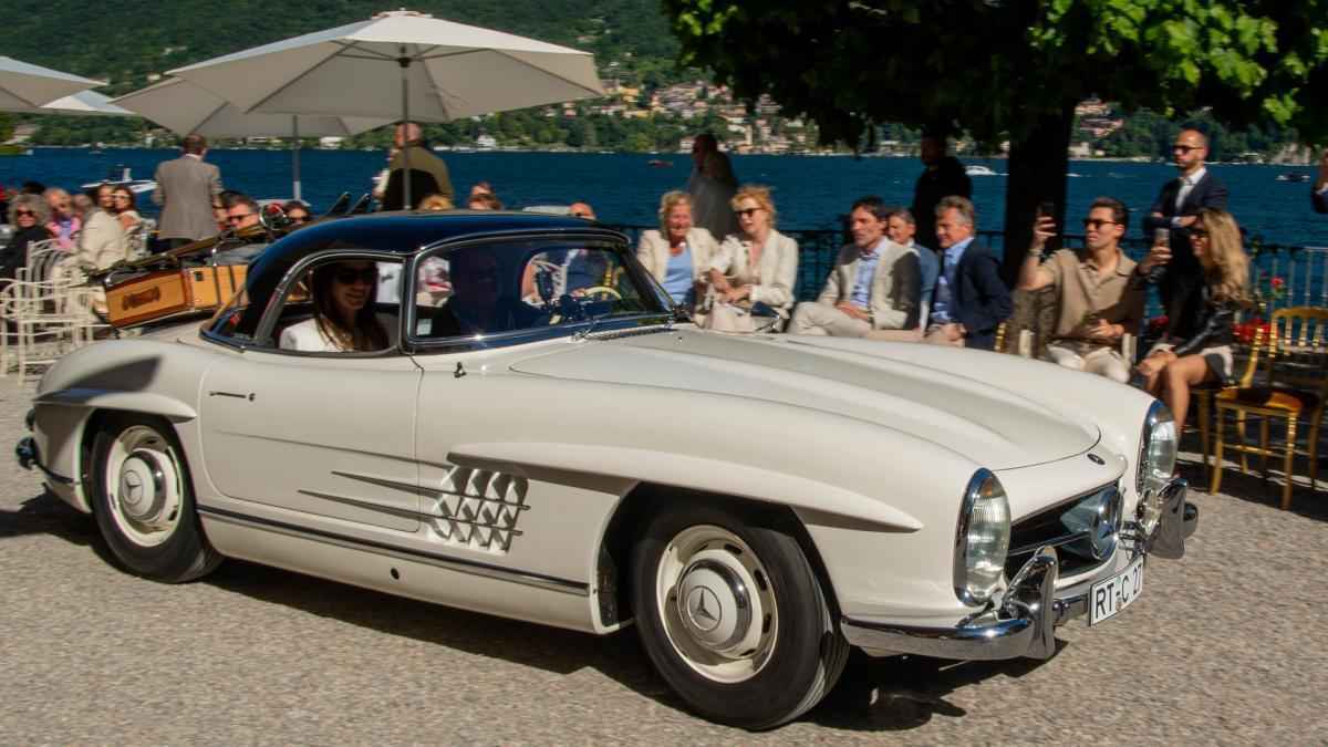 Mercedes 300 sl roadster: klassiker gewinnt publikumskreis in cernobbio!