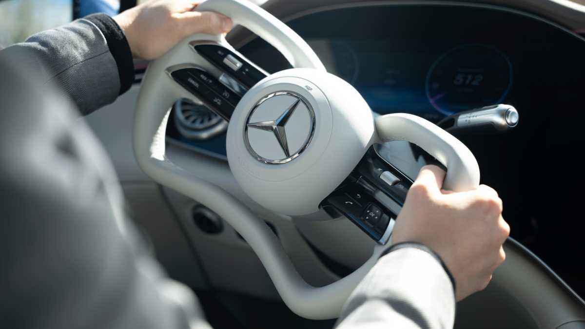 Mercedes eqs: das cockpit der zukunft – mit steuerhorn statt lenkrad?