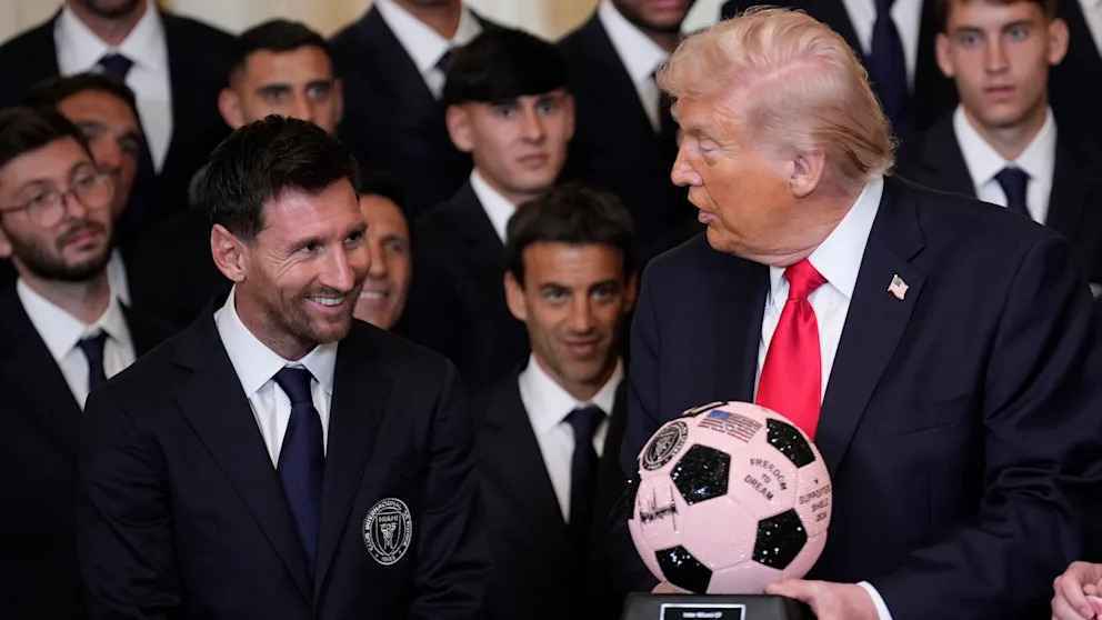 Messi überreicht trump einen pinken ball im weißen haus