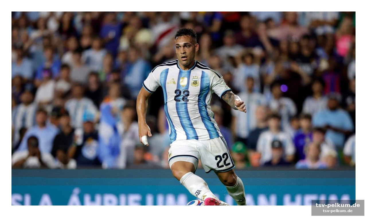 Wer spielt neben messi im angriff?