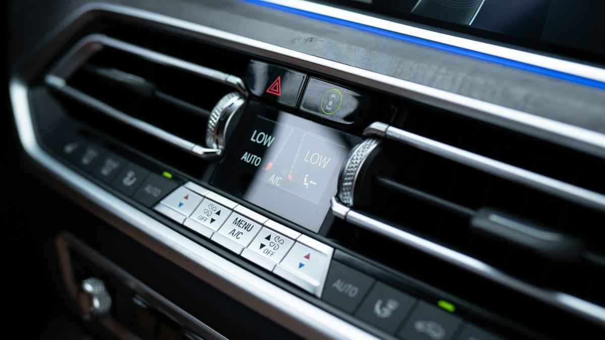 Motor anlassen im parkplatz? das kann teuer werden!