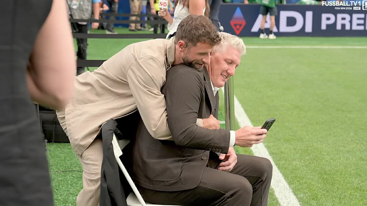 Müller und schweinsteiger: herzliche umarmung vor dem duell!