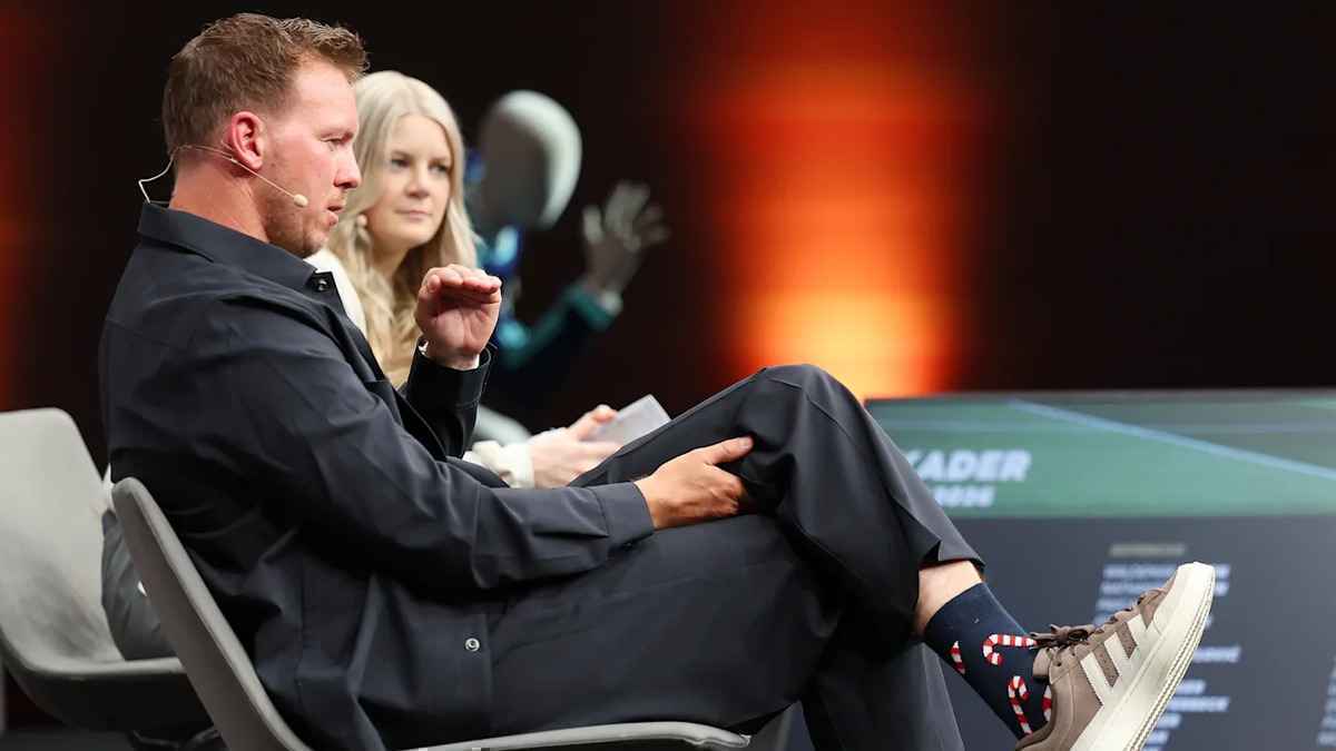 Nagelsmanns modischer fauxpas: baumann-socken bei wm-kaderverkündung!