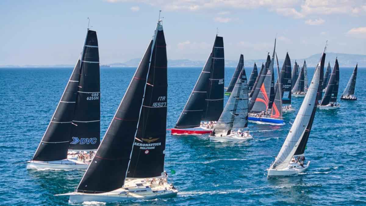 Napoli wird zur hochburg der segel-elite: 211 top-yachten kämpfen im mittelmeer
