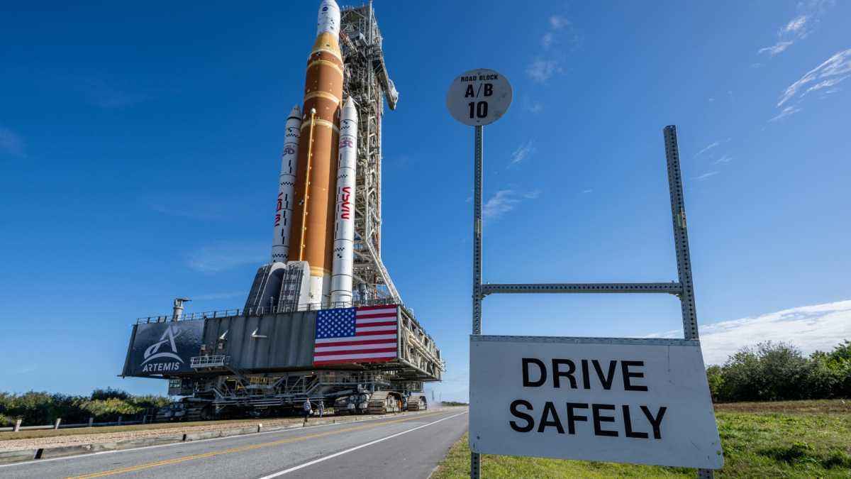Nasa-riese schleppt mond-rakete: 3.000 tonnen, 1,6 km/h, ein ziel