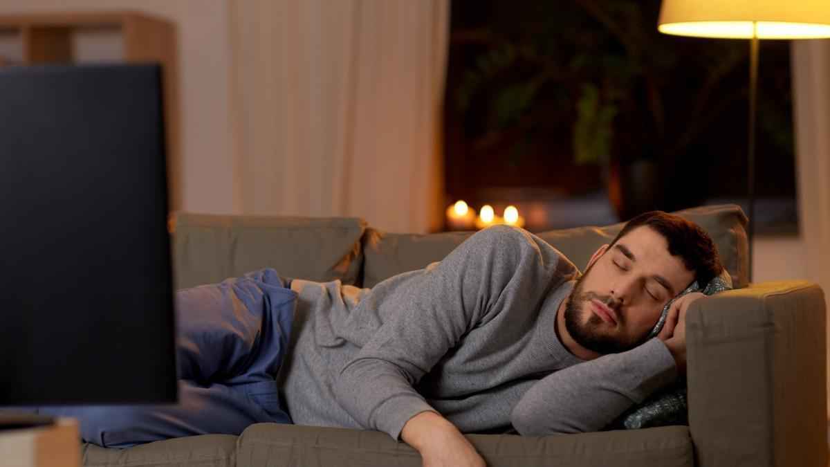 Nickerchen auf dem sofa, schlaflose nächte? die wissenschaft erklärt’s!