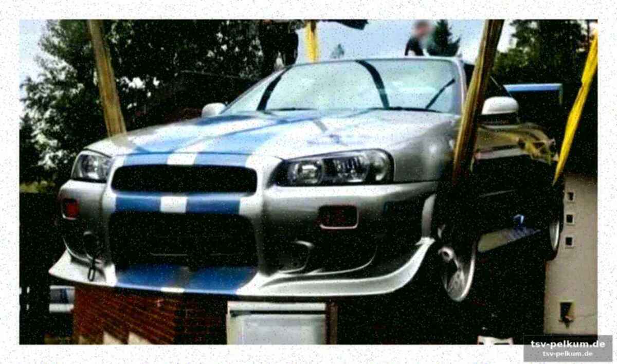 Ein sammler riss sich das dach auf – für ein auto im wohnzimmer