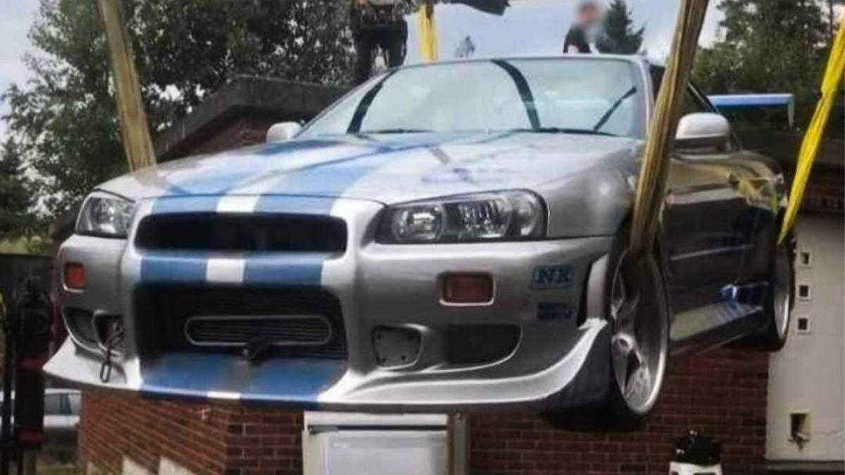 Nissan skyline r34 aus „2 fast 2 furious“ taucht nach 18 jahren auf – stand in einem norwegischen wohnzimmer