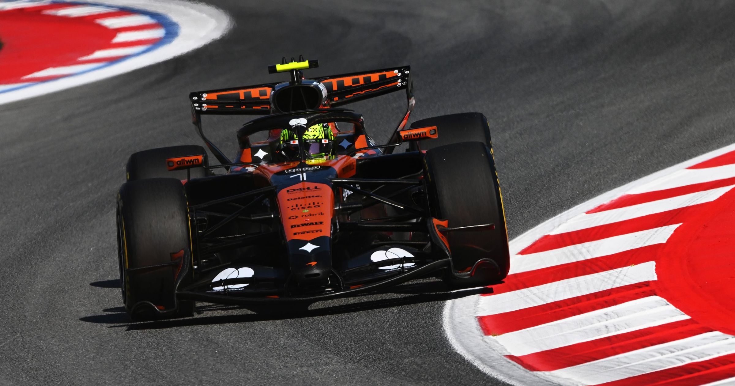 Norris schockiert mercedes: mclaren übernimmt die kontrolle in barcelona!
