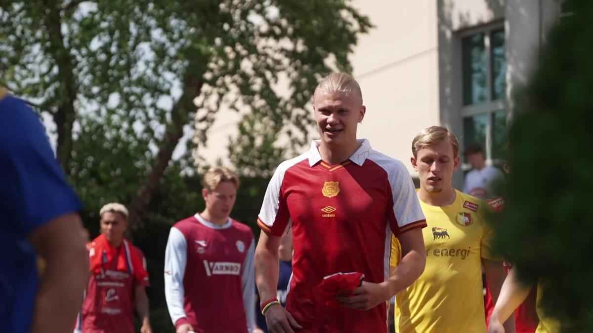 Norwegen trainiert im jugend-trikot: haaland trärt falschen namen – fans jubeln trotzdem