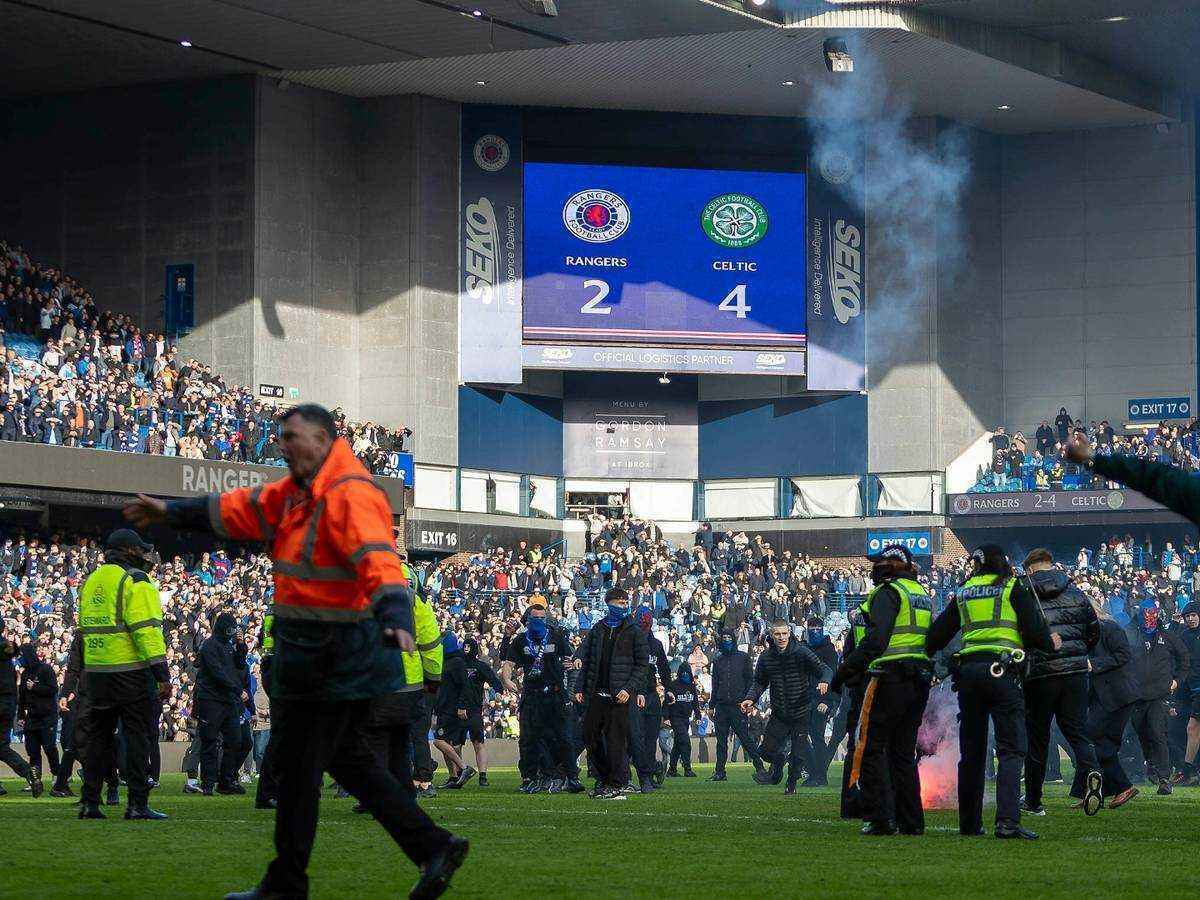 Old-firm-brawl: celtic-fans stürmen platz, rangers-horden schlagen zurück