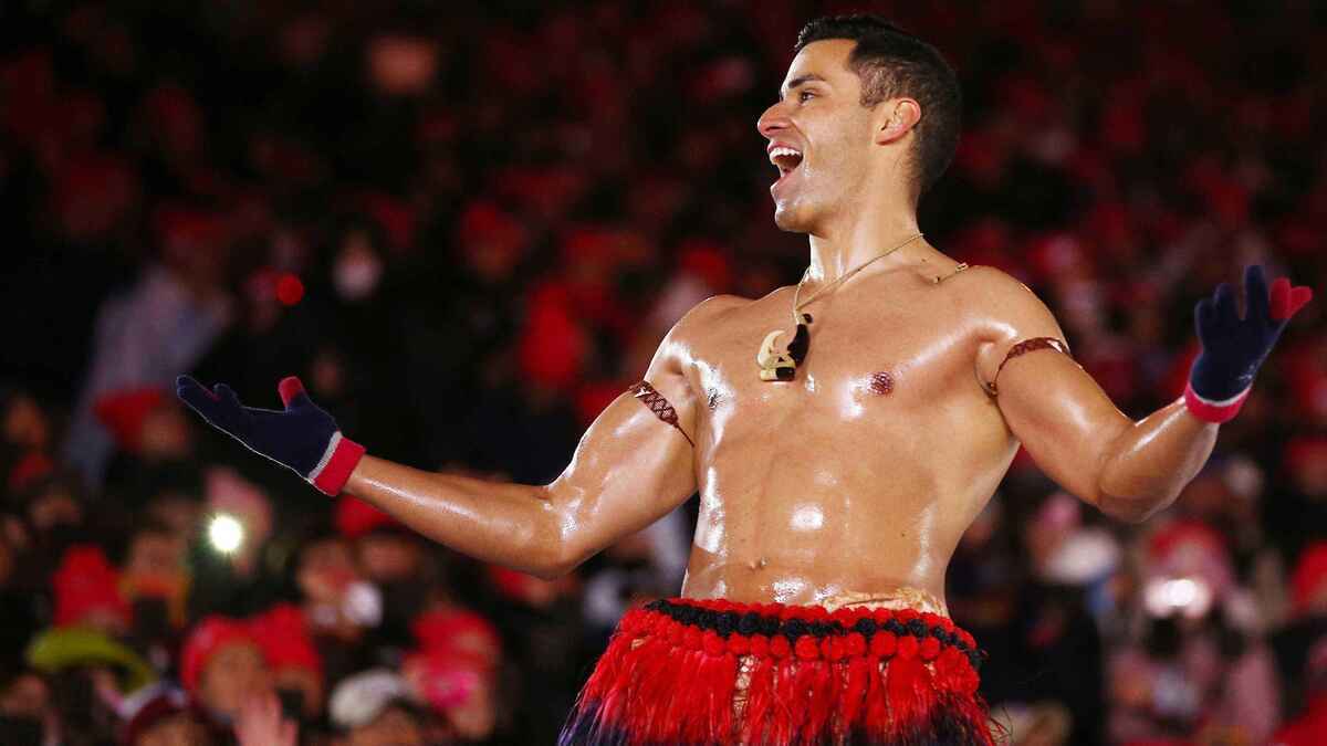 Olympia 2026: friedensbotschafter pita taufatofua trägt die olympische flagge in mailand