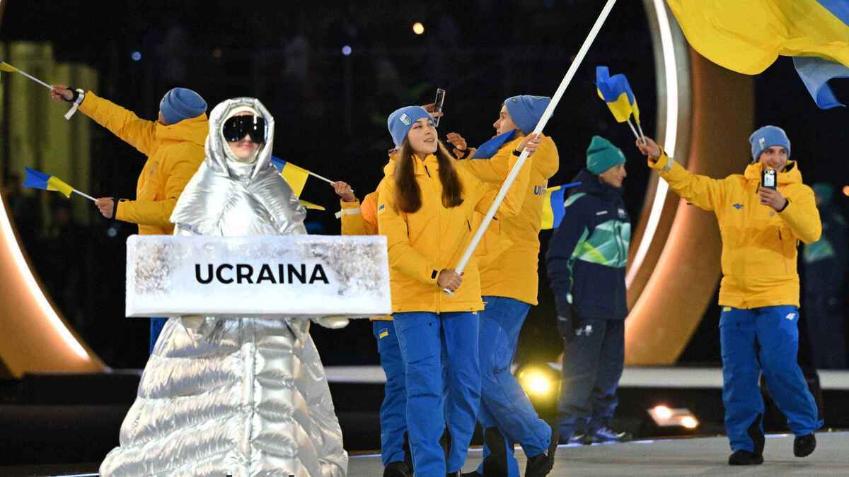 Olympia 2026: ukrainischer einzug mit bewegender geste – eine russin trägt die fahne