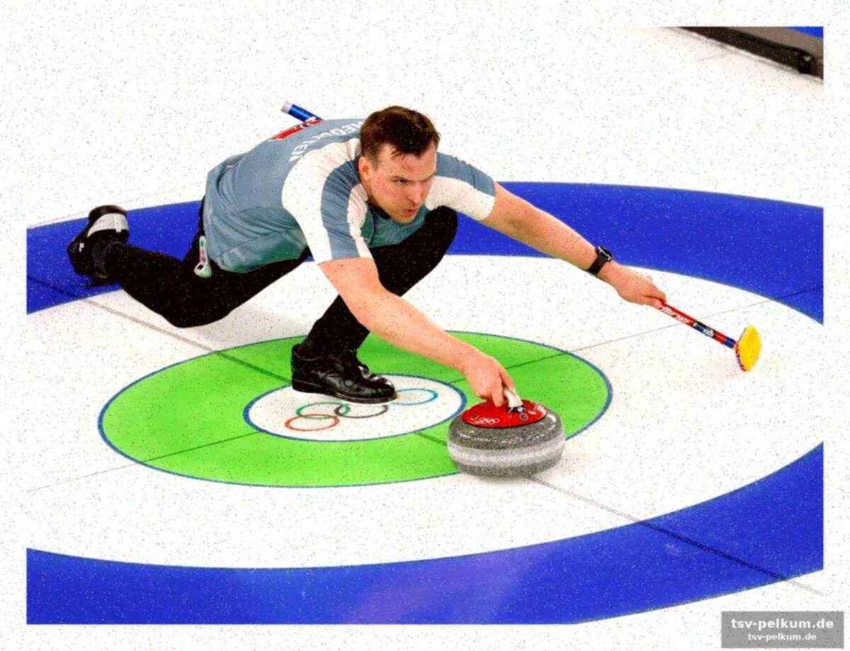 Norwegischer curler rastet auf dem eis aus