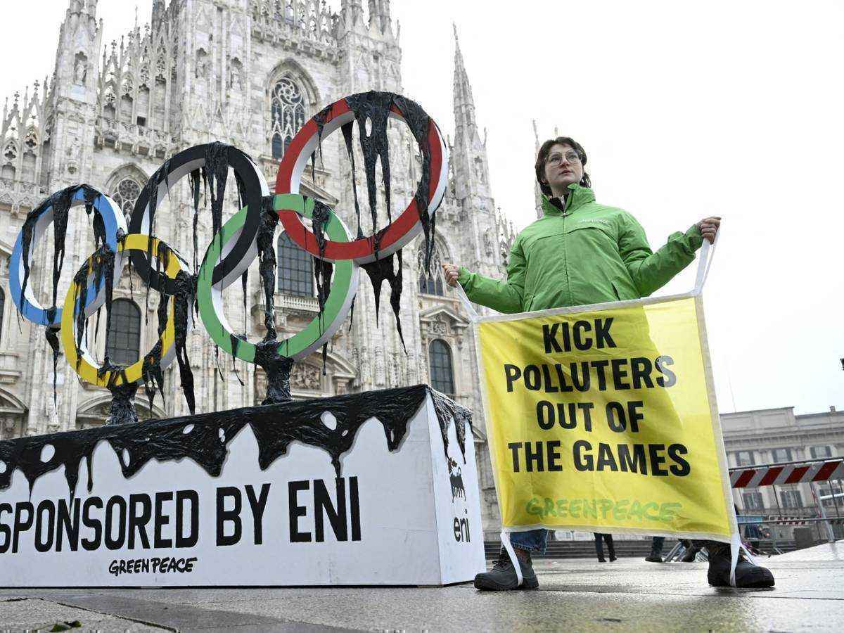 Olympia in mailand: greenpeace protestiert gegen eni-sponsoring