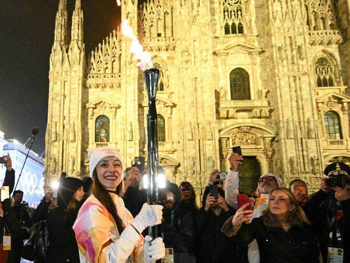 Olympische flamme erreicht mailand: fackellauf stimmt auf winterspiele ein