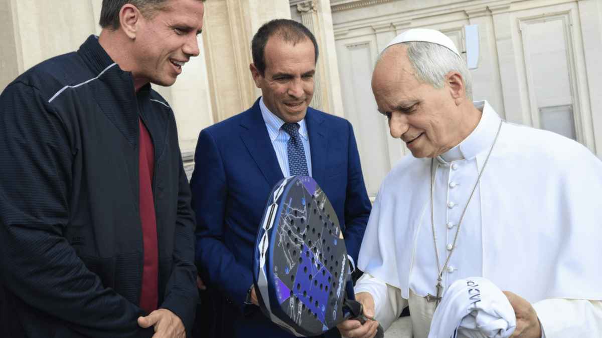 Pádel erobert rom: papst franziskus schenkt segen dem neuen sportboom