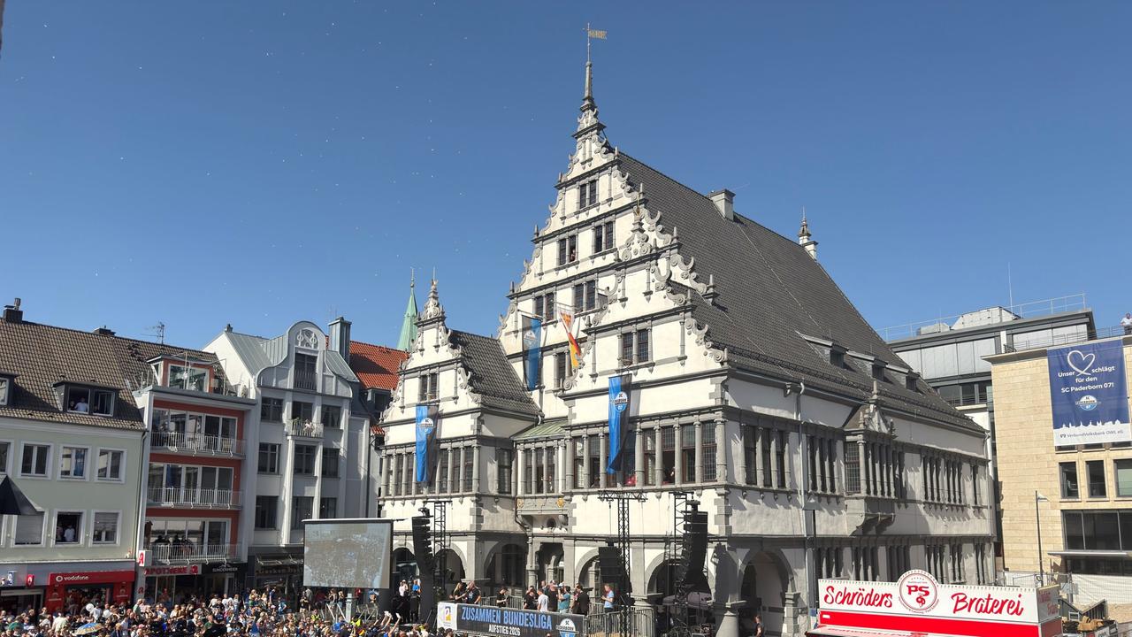 Paderborn feiert bundesliga-rückkehr: 15.000 fans stürmen rathaus!