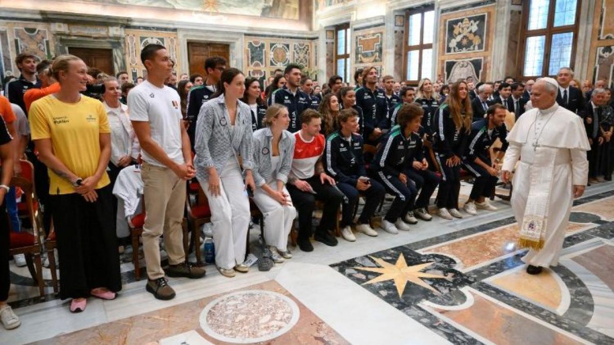 Papst empfängt italienische schwimmer: „sport befreit den geist!