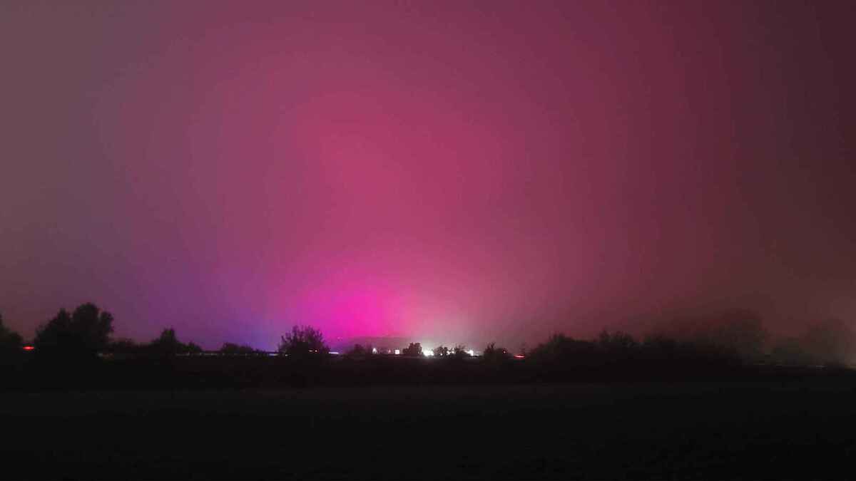 Pinkes leuchten über paderborn: stadionrasen unter der “polarlicht”-anlage