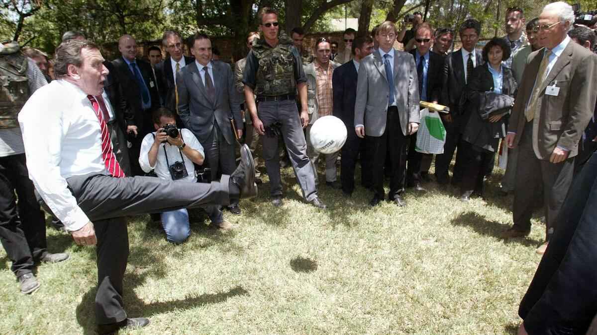Politiker auf dem rasen: selbstdarstellung statt fußball?