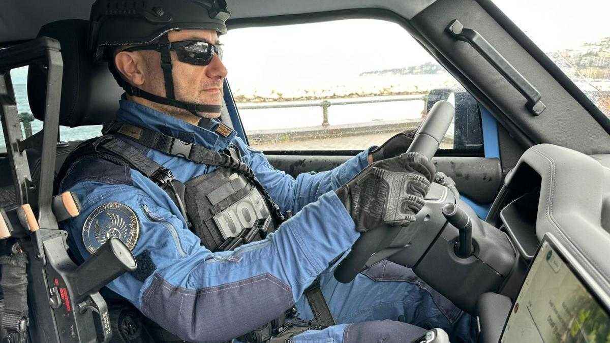 Polizei aufrüstet: spezialeinheit erhält hochgesicherte defender