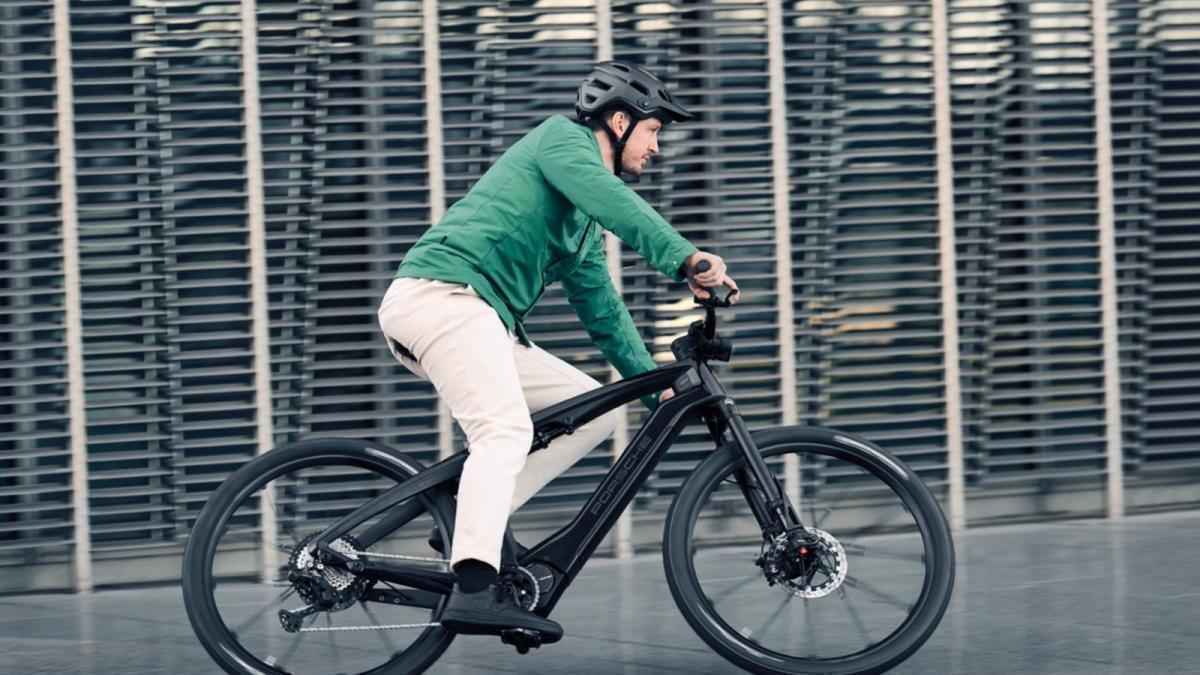 Porsche bricht aus: e-bike-abenteuer endet abrupt