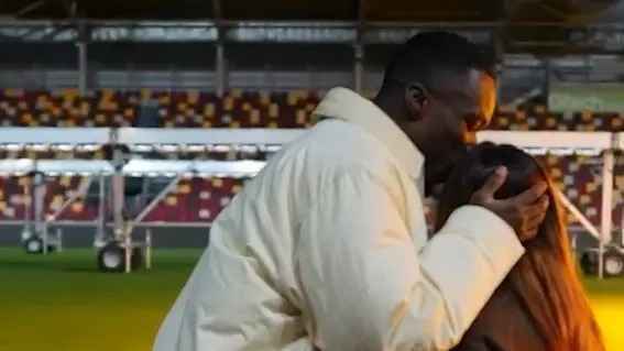Premier league-star michael kayode begeistert fans mit stadion-aktion