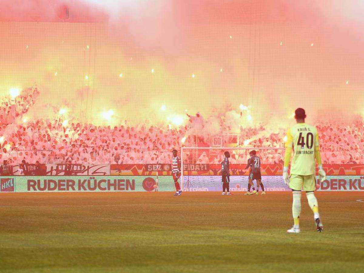 Pyrospektakel bei union berlin: spiel gegen frankfurt kurz unterbrochen