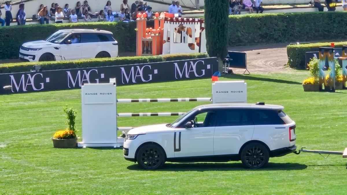 Range rover triumphiert in rom: luxus und pferde verbinden sich!