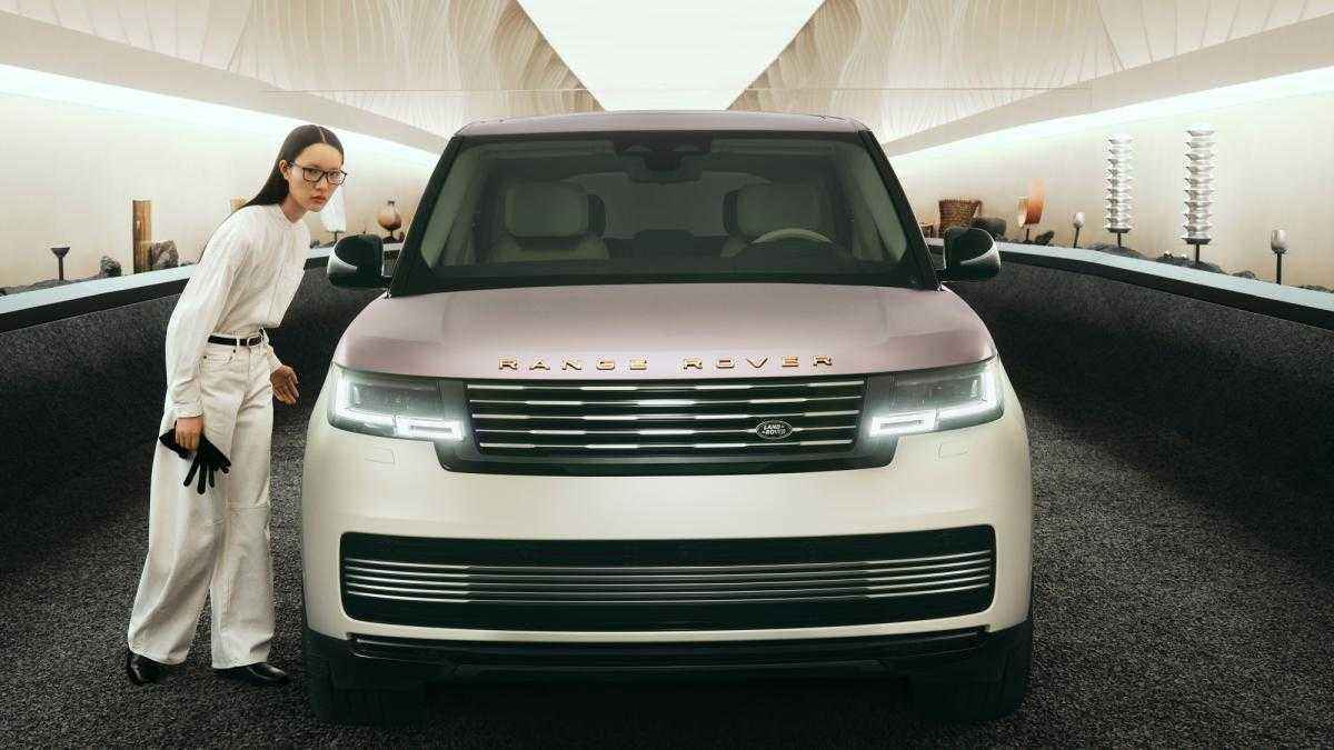 Range rover weckt erinnerungen an kunst, stoff und landschaft auf der design week