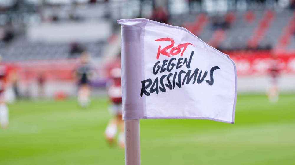 Rassismus im fußball 2025: trotz kampagnen weiterhin präsent