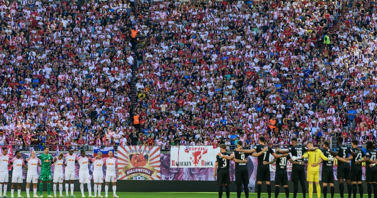 Rb leipzig gedenkt: trauerflor und schweigeminute nach schreckensfahrt