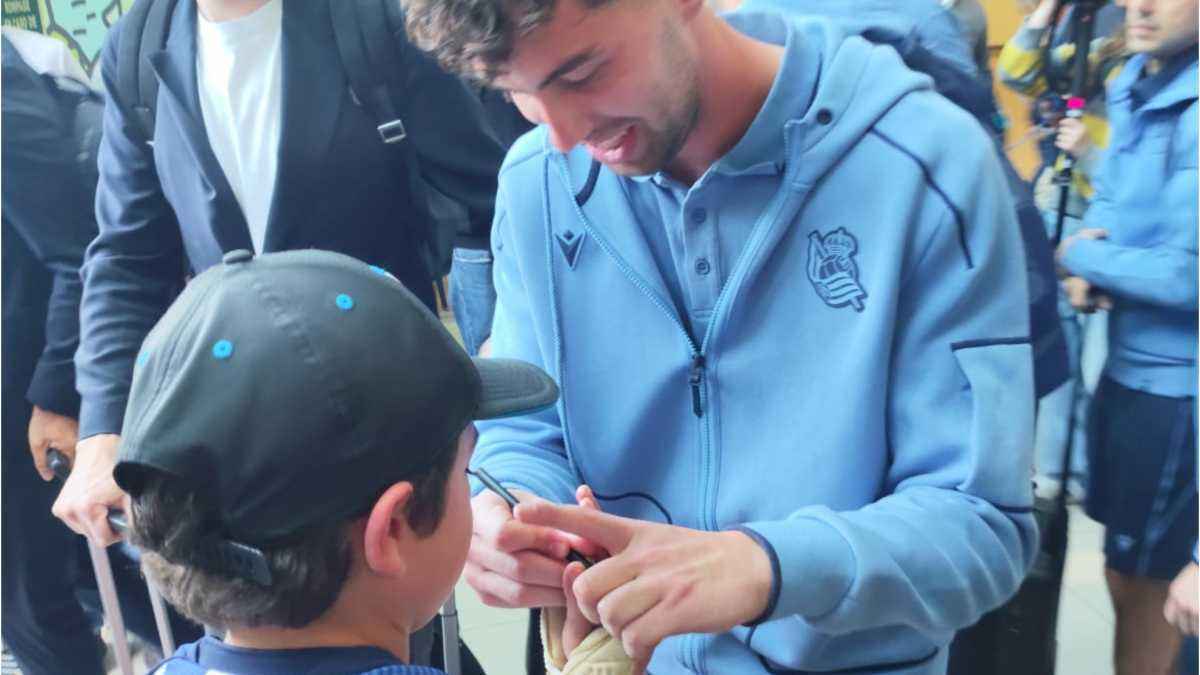 Real sociedad: unai marrero schenkt krebskrankem fan das herzstück