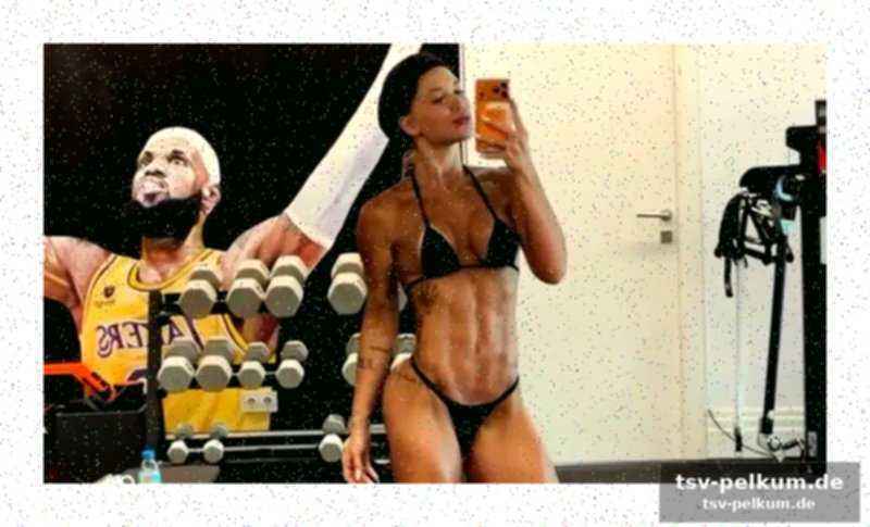 Die influencerin zeigt fitness-power