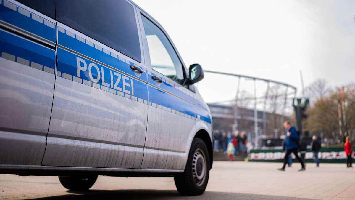 Reul und schuster ziehen die kostenkeule: klubs sollen millionen-blutzoll zahlen
