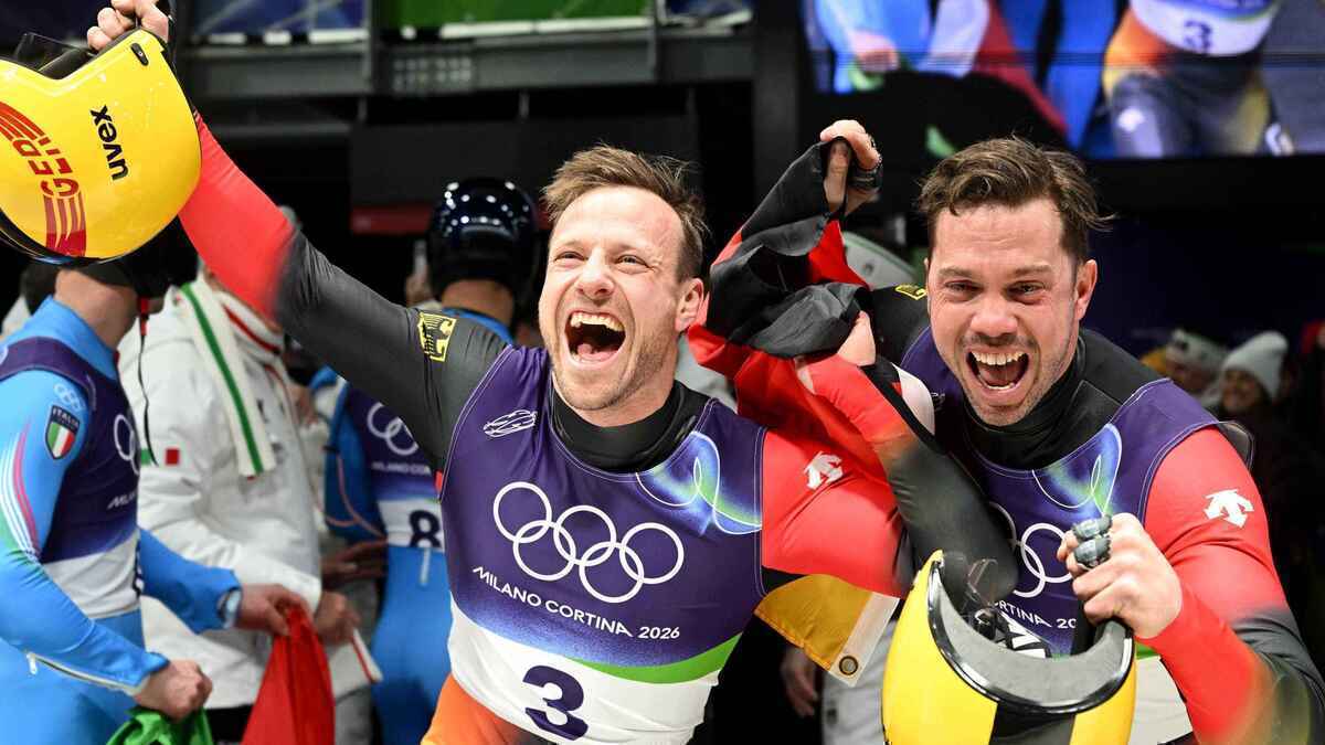 Rodel-legenden wendl und arlt tragen die deutsche fahne bei der olympia-schlussfeier
