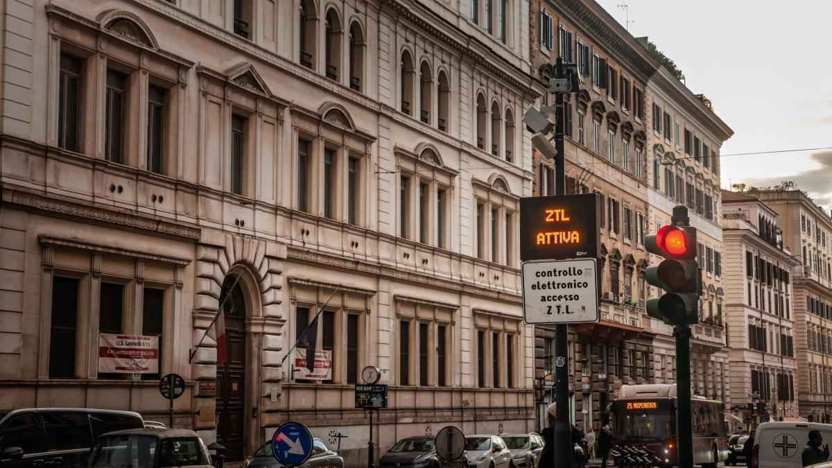 Rom für e-autos in rom: neue regelung sorgt für streit